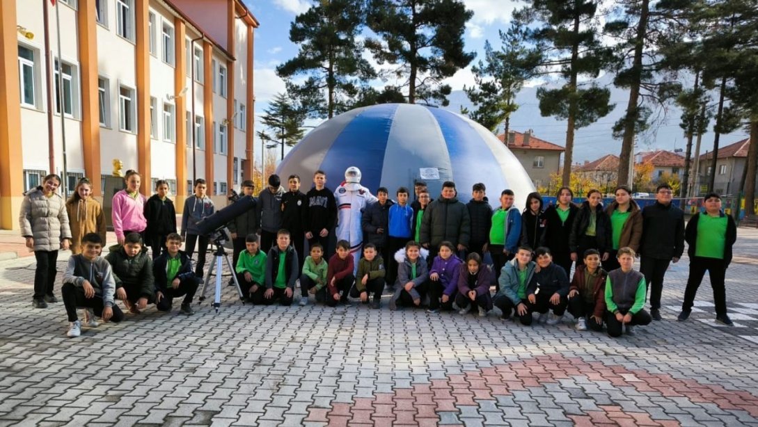 İlçemizde Temel Eğitim Okullarımızda Planetaryum (Uzay Çadırı) Etkinliği Gerçekleştirildi.